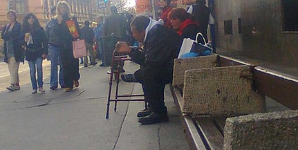 Hajléktalanok zaklatják a buszra várakozókat a Konzumnál és a Vásárcsarnoknál