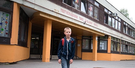 Sürgősen fel kell újítani a Testvérvárosok terei és az Árpád sulit, de nem tudni, mikor indul a munka Sürgősen fel kell újítani a Testvérvárosok terei és az Árpád sulit, de nem tudni, mikor indul a munka