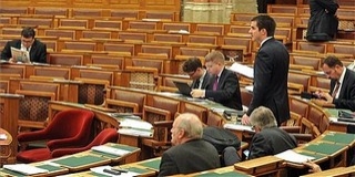 Az egyenruhás bűnözésről vitáznak ma a képviselők Az egyenruhás bűnözésről vitáznak ma a képviselők