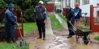 Esőzések: Lothárdon megáradt a patak, Birjánban a sár volt az úr