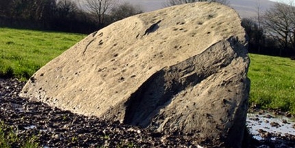 Kőkori sírkamrát takart a walesi menhir Kőkori sírkamrát takart a walesi menhir