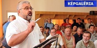 „Árokba löknek minket!” – elkeseredett bányászok a Pákolitz Házban