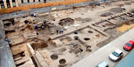 Előadás gigantikus földművekről, Pécs alatti sírkamrákról... Előadás gigantikus földművekről, Pécs alatti sírkamrákról...