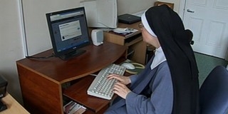 Az internet által kerüli meg némasági fogadalmát egy apáca Az internet által kerüli meg némasági fogadalmát egy apáca