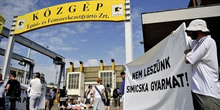 Egymáshoz láncolták magukat LMP-sek a Közgép központjánál Egymáshoz láncolták magukat LMP-sek a Közgép központjánál