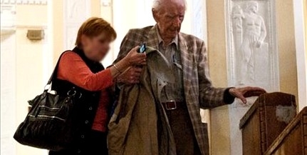 Házi őrizetben Csatáry: a 97 éves férfi szökésétől tartanak Házi őrizetben Csatáry: a 97 éves férfi szökésétől tartanak