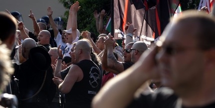 Toroczkaiék Devecser utcáin demonstráltak a közbiztonságért Toroczkaiék Devecser utcáin demonstráltak a közbiztonságért