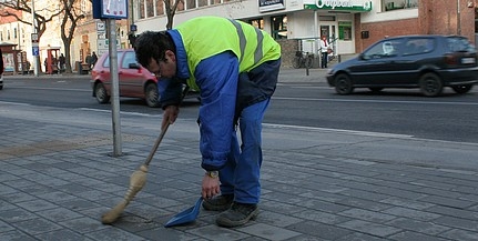 Kell-e munkabakancsot adni a sepregető közmunkásnak? - Ellenőrzik az önkormányzatokat Kell-e munkabakancsot adni a sepregető közmunkásnak? - Ellenőrzik az önkormányzatokat