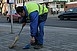 Kell-e munkabakancsot adni a sepregető közmunkásnak? - Ellenőrzik az önkormányzatokat