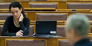 LMP: emberi méltóságot sért, ha a segélyt utalványban fizetik