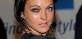Topless pincérnőnek áll Lindsay Lohan Topless pincérnőnek áll Lindsay Lohan