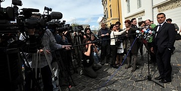 Orbán előrehozott választást sürget Orbán előrehozott választást sürget