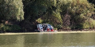 Partra futott egy motorcsónak, meghalt a vezetője - FOTÓ Partra futott egy motorcsónak, meghalt a vezetője - FOTÓ