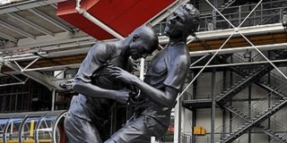 Szoborba öntötték Párizsban, ahogy Zidane lefejelte Materazzit Szoborba öntötték Párizsban, ahogy Zidane lefejelte Materazzit