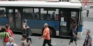 Bliccelők hada lepte el a pécsi járatokat, ezért bekeményít a Tüke Busz, jön az elsőajtózás