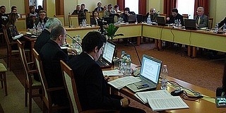 Elúszhat a fideszes többség Komlón: két képviselő is külföldön vállal munkát, választás jöhet Elúszhat a fideszes többség Komlón: két képviselő is külföldön vállal munkát, választás jöhet
