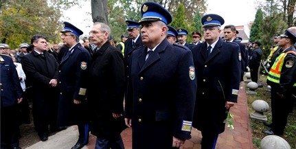 Katonai tiszteletadással búcsúztak a halálra gázolt rendőrtől Katonai tiszteletadással búcsúztak a halálra gázolt rendőrtől