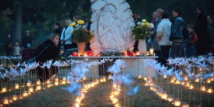 A pécsi köztemetőben mécsest gyújt a Szemem Fénye Alapítvány A pécsi köztemetőben mécsest gyújt a Szemem Fénye Alapítvány