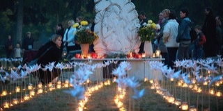 A pécsi köztemetőben mécsest gyújt a Szemem Fénye Alapítvány