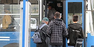 Panaszkodnak az utasok, az elsőajtózás miatti több munkáért több pénzt akarnak a buszsofőrök Panaszkodnak az utasok, az elsőajtózás miatti több munkáért több pénzt akarnak a buszsofőrök