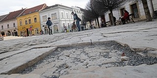 Több tíz- esetleg százmillióba is kerülne a Jókai tér felújítása, de továbbra sincs napirenden Több tíz- esetleg százmillióba is kerülne a Jókai tér felújítása, de továbbra sincs napirenden