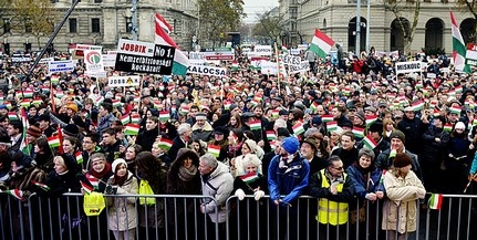 Több ezren vettek részt a Kossuth téri, Jobbik-ellenes tüntetésen Több ezren vettek részt a Kossuth téri, Jobbik-ellenes tüntetésen
