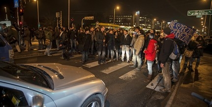Lezárták a fővárosi Petőfi hidat a tiltakozó hallgatók Lezárták a fővárosi Petőfi hidat a tiltakozó hallgatók
