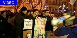 Kettészakadt a hallgatói demonstráció: volt aki hazament, volt aki a Városháza elé Kettészakadt a hallgatói demonstráció: volt aki hazament, volt aki a Városháza elé