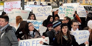 Mintegy félezer középiskolás diák tüntetett Mintegy félezer középiskolás diák tüntetett