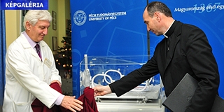 Vadonatúj inkubátort adományozott a Katolikus Karitász a PTE-nek