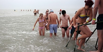 Kétszázan mártóztak meg a jeges Balatonban Kétszázan mártóztak meg a jeges Balatonban