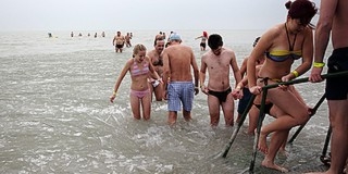 Kétszázan mártóztak meg a jeges Balatonban Kétszázan mártóztak meg a jeges Balatonban