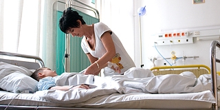 Ilyen bérek mellett, mondja a klinikai főigazgató, aligha oldódik meg egykönnyen az ápolóhiány Ilyen bérek mellett, mondja a klinikai főigazgató, aligha oldódik meg egykönnyen az ápolóhiány