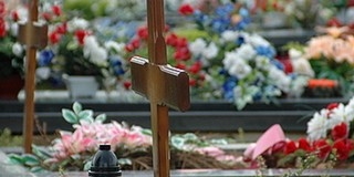 Koszorúk még mindig tűnnek el, de a fajsúlyosabb lopások száma csökkent a pécsi köztemetőben