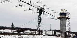 Szép betonmonstrum lett a medinai NATO-radartorny Szép betonmonstrum lett a medinai NATO-radartorny