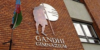 Balog Zoltán leplezi le a Gandhi Gimnázium névadójának szobrát