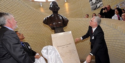 Szobrot állítottak Mahatma Gandhinak a Gandhi gimiben Szobrot állítottak Mahatma Gandhinak a Gandhi gimiben