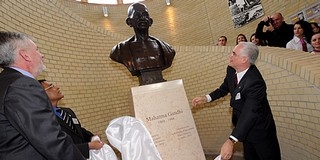 Szobrot állítottak Mahatma Gandhinak a Gandhi gimiben