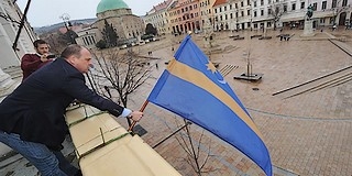 Kitűzte a székely zászlót a Megyeháza erkélyére Tiffán Zsolt Kitűzte a székely zászlót a Megyeháza erkélyére Tiffán Zsolt