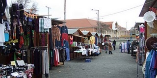 Panaszkodnak a vásárcsarnok melletti piac kereskedői: kevés a látogató, mert kevesen ismerik Panaszkodnak a vásárcsarnok melletti piac kereskedői: kevés a látogató, mert kevesen ismerik
