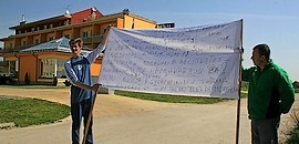 Állásvesztése miatt demonstrál