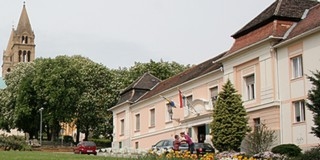 Egymilliárdért eladó a pécsi pezsgőgyár épülete - A befektetők egyelőre nem tolonganak Egymilliárdért eladó a pécsi pezsgőgyár épülete - A befektetők egyelőre nem tolonganak