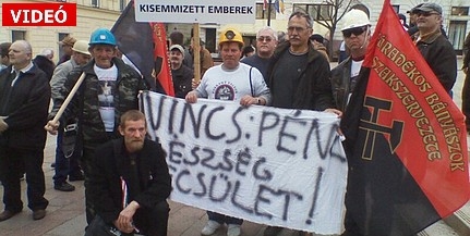 Zsírosdeszkát kínáltak Tiffánnak és megvont rokkantsági nyugdíjuk miatt tüntettek a Széchenyi téren Zsírosdeszkát kínáltak Tiffánnak és megvont rokkantsági nyugdíjuk miatt tüntettek a Széchenyi téren