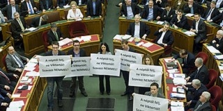 Elfogadta a parlament az alaptörvény negyedik módosítását