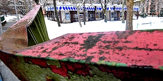 Időről-időre telehordják szeméttel az egykori kertvárosi bölcsődét – a PTE eladná a házat