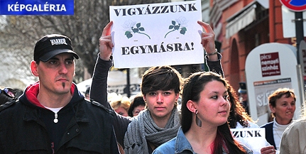 Több százan az erőszak elleni demonstráción a Széchenyi téren - VIDEÓ Több százan az erőszak elleni demonstráción a Széchenyi téren - VIDEÓ