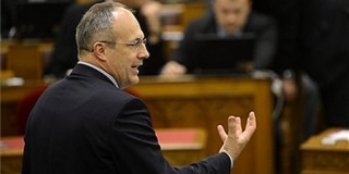 Minden orvos, rezidens és ápoló kap béremelést