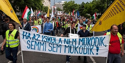 Ősztől béremelés bevezetését követelik demonstrálók Ősztől béremelés bevezetését követelik demonstrálók