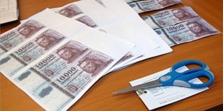 Több millió forintnyi hamis bankjegyet nyomtatott két nő Több millió forintnyi hamis bankjegyet nyomtatott két nő
