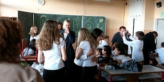 A nagy V-nél vagyunk: Ó, IÓ, CIÓ, ÁCIÓ, KÁCIÓ, AKÁCIÓ, VAKÁCIÓ! A nagy V-nél vagyunk: Ó, IÓ, CIÓ, ÁCIÓ, KÁCIÓ, AKÁCIÓ, VAKÁCIÓ!